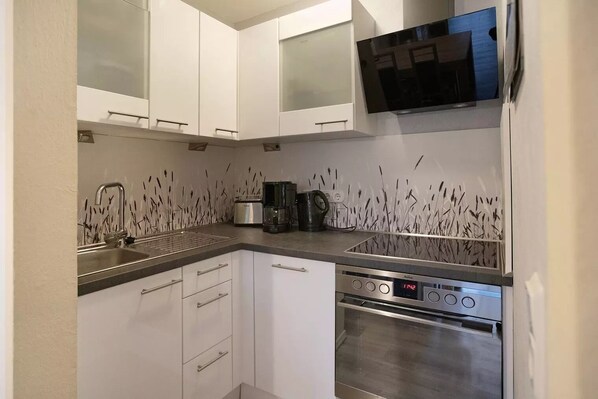 雪櫃、微波爐、焗爐、洗碗機