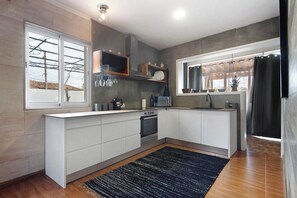 ثلاجة، ميكروويف، فرن، موقد طهي مسطح