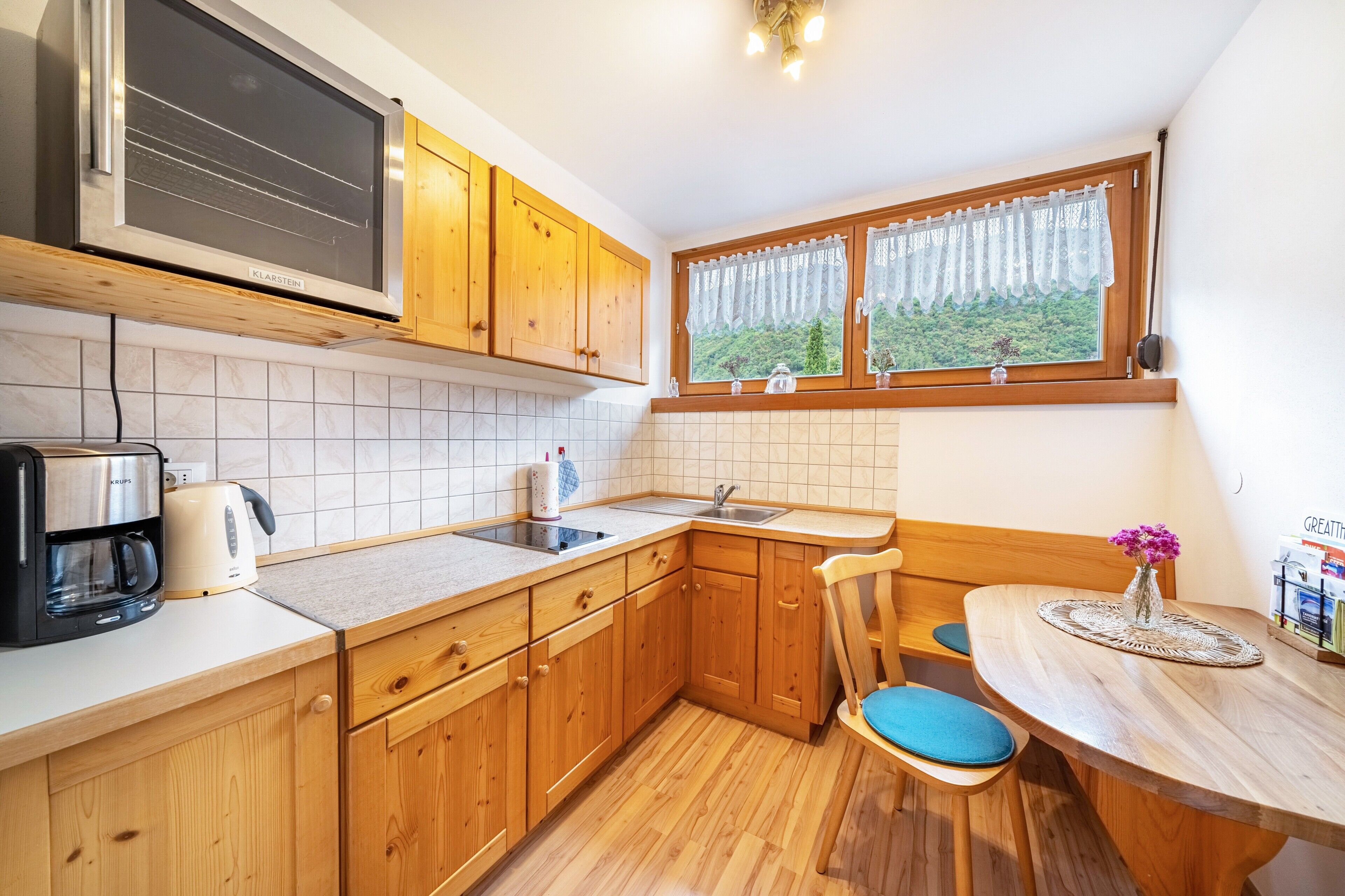 Fridge, stovetop, coffee/tea maker, electric kettle