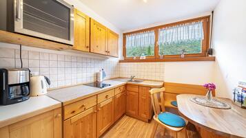 Fridge, stovetop, coffee/tea maker, electric kettle