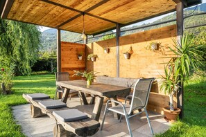 Outdoor dining - Apartment 'Erlengut Meran' with Mountain View, Shared Pool and Wi-Fi (Lana)