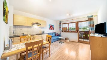 TV, tavolo da ping pong