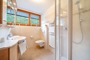 Douche, sèche-cheveux, serviettes fournies