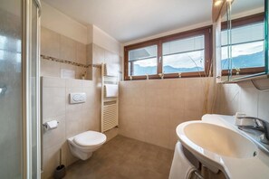Dusche, kostenlose Toilettenartikel, Haartrockner, Handtücher