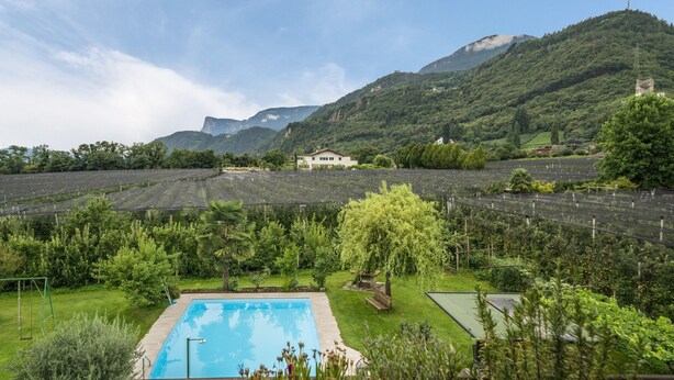 A swimming pool surrounded by lush greenery and a mountainous backdrop. - Holiday Apartment 'Erlengut Burgstall' with Mountain View, Shared Pool and Wi-Fi (Lana)