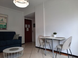 Dining - Studio 'Seaside' with Balcony and Wi-Fi (Cagnes-sur-Mer)