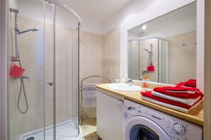 Shower, hair dryer, towels - Studio 'Seaside' with Balcony and Wi-Fi (Cagnes-sur-Mer)