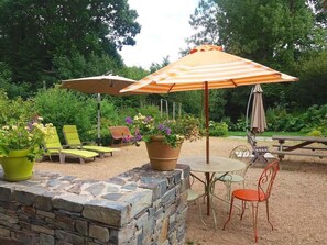 Terrace/patio - Holiday Home 'Gite Du Moulin Du Poulloguer' with Private Terrace, Private Garden and Wi-Fi (Prat)