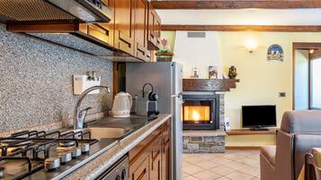 Køleskab, mikrobølgeovn, ovn, kogeplade