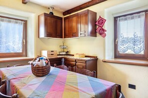 Dining - Holiday Home 'Lo Sondzo' with Mountain View, Shared Terrace & Wi-Fi (Nus)