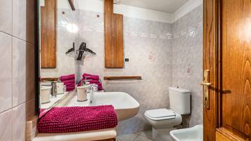 Dusch, hårtork och handdukar