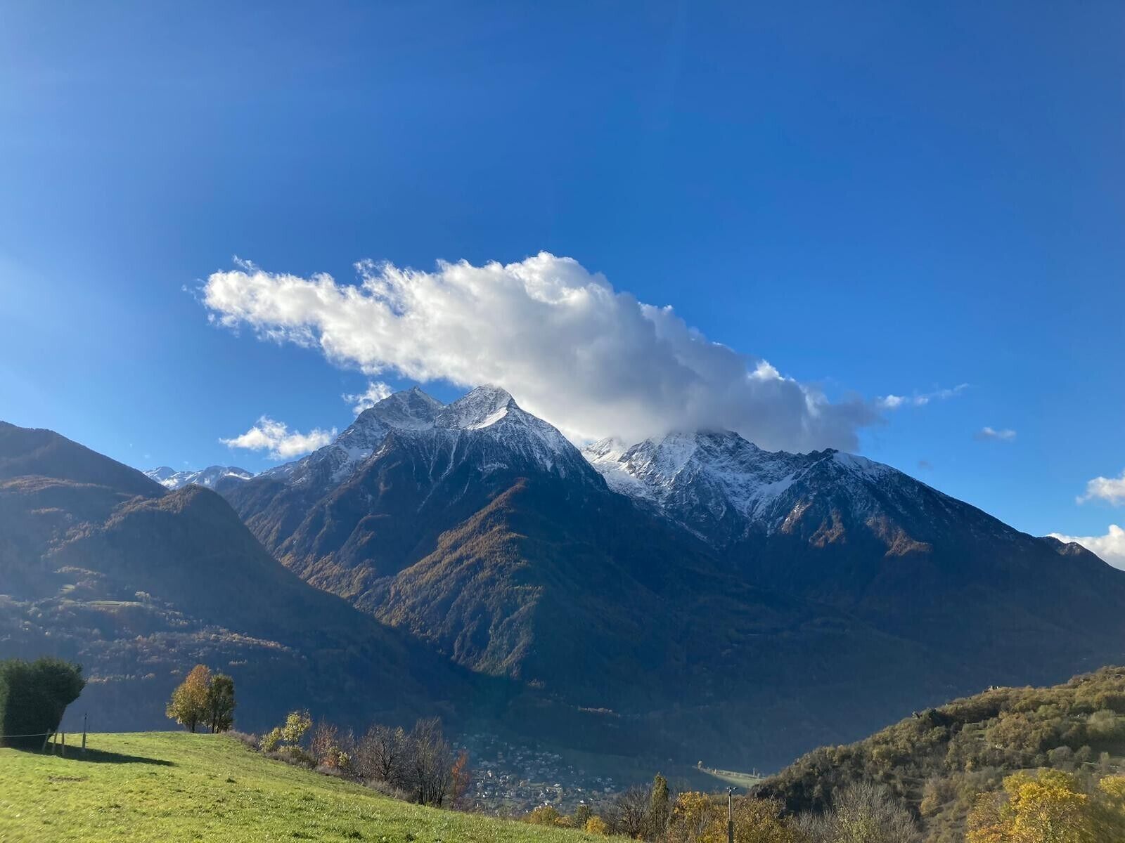 Eine Berglandschaft mit blauem Himmel.