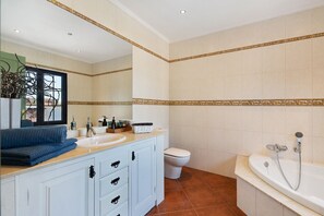 Bañera, secador de pelo, toallas