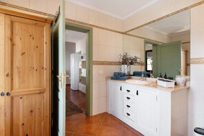 Bathtub, hair dryer, towels - Vacation Home 'Casa Jess' with Private Terrace, Private Garden and Wi-Fi (Tías)