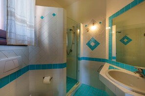 Een douche, een haardroger, handdoeken
