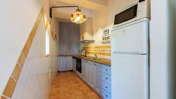 Een koelkast, een oven, een kookplaat, een vaatwasser