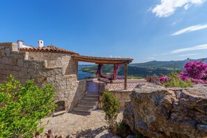 Property grounds - Villa 'Quercia' with Sea View, Private Pool and Air Conditioning (arzachena)