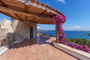 Property grounds - Villa 'Quercia' with Sea View, Private Pool and Air Conditioning (arzachena)