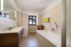 Bañera, secador de pelo, toallas