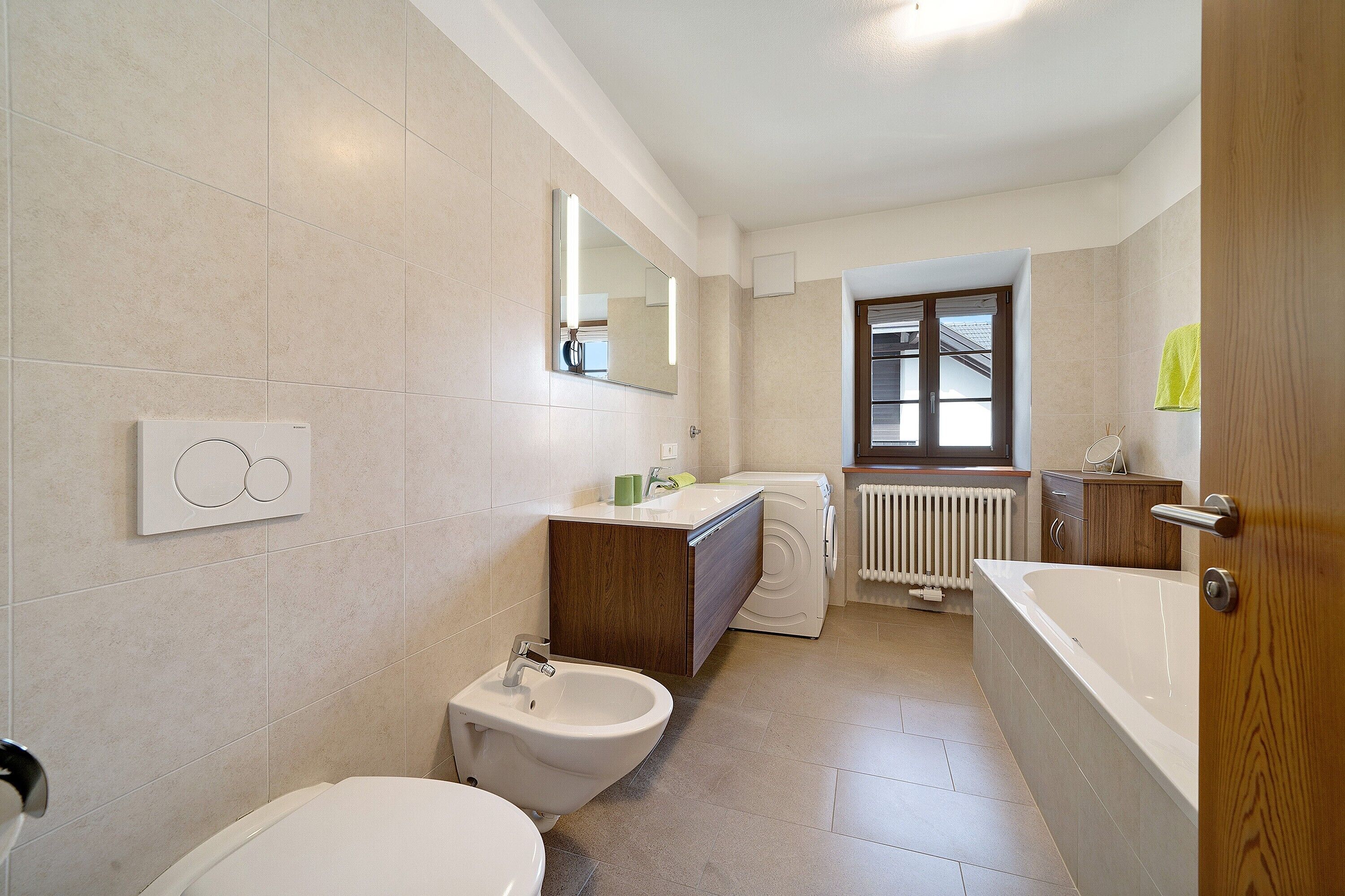 Badewanne, Haartrockner, Handtücher