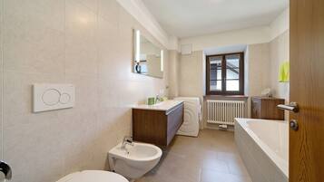 Badewanne, Haartrockner, Handtücher