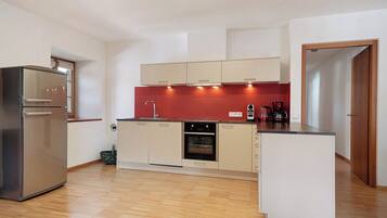 Fridge, oven, stovetop, dishwasher