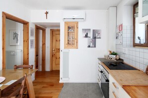 Refrigerador, horno, parrilla de estufa y cafetera y tetera 