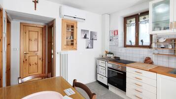 Frigorifero, forno, piano cottura, macchina per tè/caffè