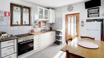 Refrigerador, horno, parrilla de estufa y cafetera y tetera