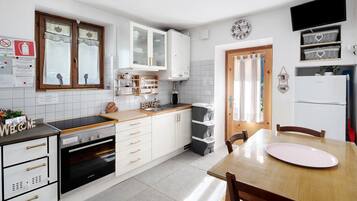 Kühlschrank, Ofen, Herdplatte, Wasserkocher mit Kaffee-/Teezubehör