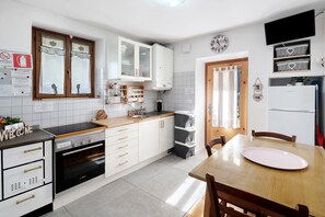 Frigorifero, forno, piano cottura, macchina per tè/caffè