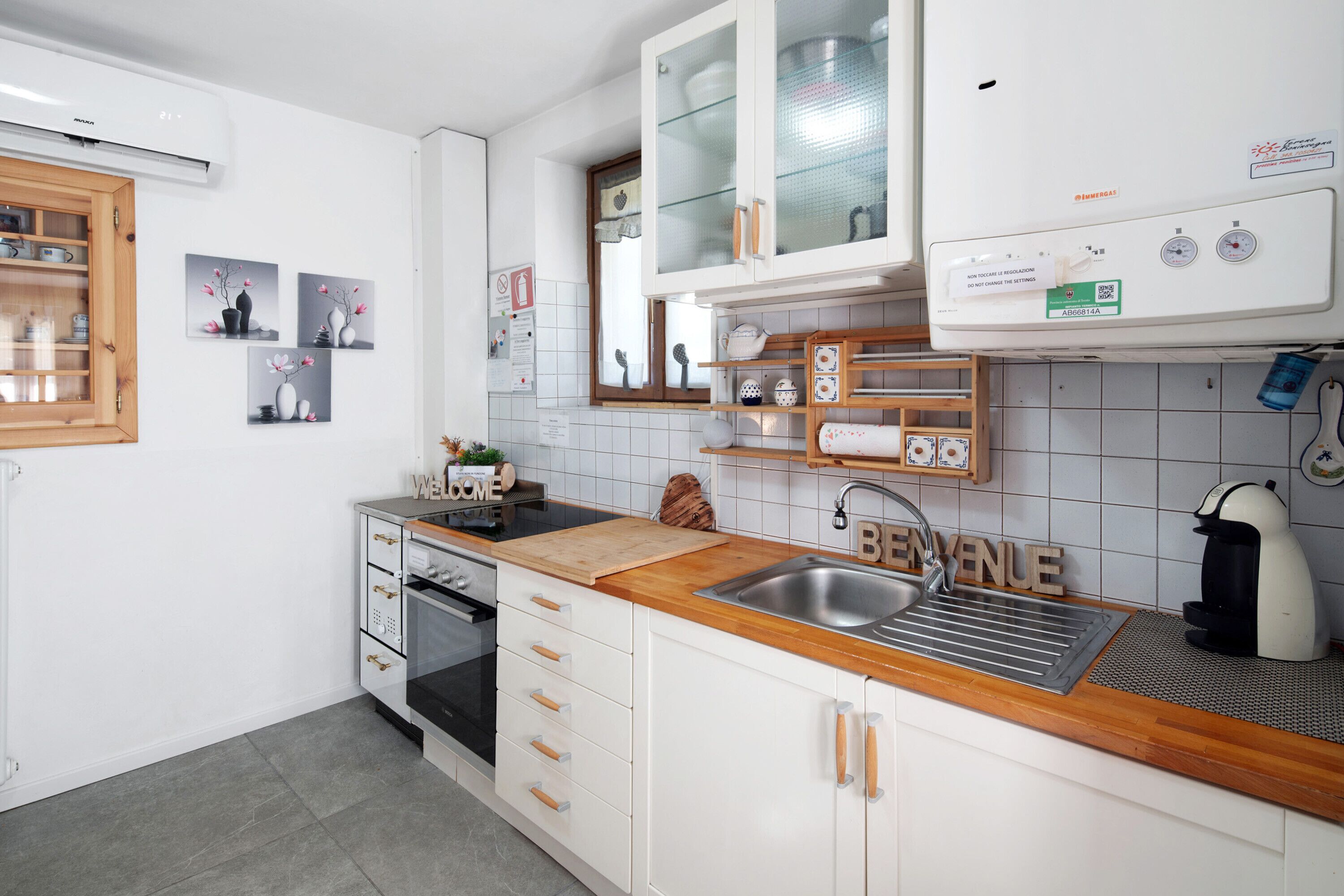 Frigorifero, forno, piano cottura, macchina per tè/caffè