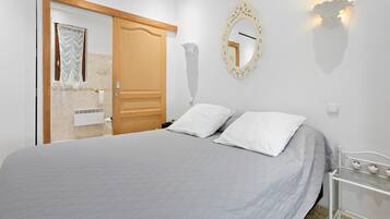3 dormitorios, tabla de planchar con plancha, wifi gratis y ropa de cama