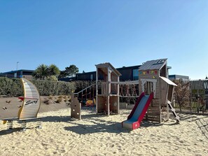 Children’s area - Luxury Mobile-Home: 4 Guests, 2 Bedrooms, 200m from Beach, with Pool & Fitness Facilities (Jullouville)