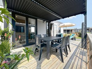 Outdoor dining - Luxury Mobile-Home: 4 Guests, 2 Bedrooms, 200m from Beach, with Pool & Fitness Facilities (Jullouville)