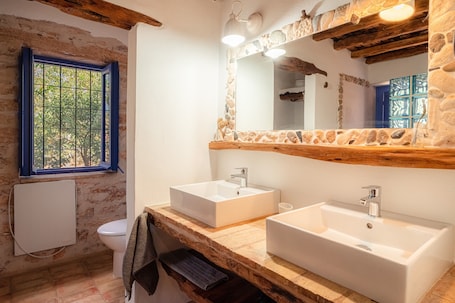 Shower, hair dryer, towels. Country House 'Can Pep Martí' with Private Terrace, Shared Garden and Wi-Fi
