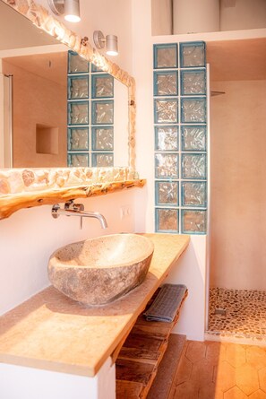 Suihku, hiustenkuivaaja, pyyhkeet