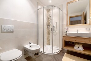 Shower, hair dryer, towels - Apartment "Moarhof Natur Naturalia" with Mountain View, Shared Terrace & Wi-Fi (Laion)