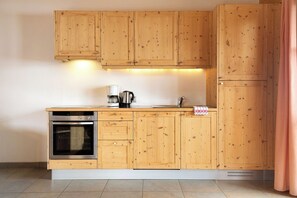 Geladeira, fogão, cooktop, lava-louças