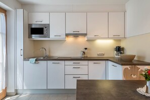 Kühlschrank, Mikrowelle, Herdplatte, Wasserkocher mit Kaffee-/Teezubehör