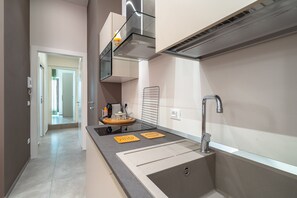 Een koelkast, een magnetron, een oven, een kookplaat