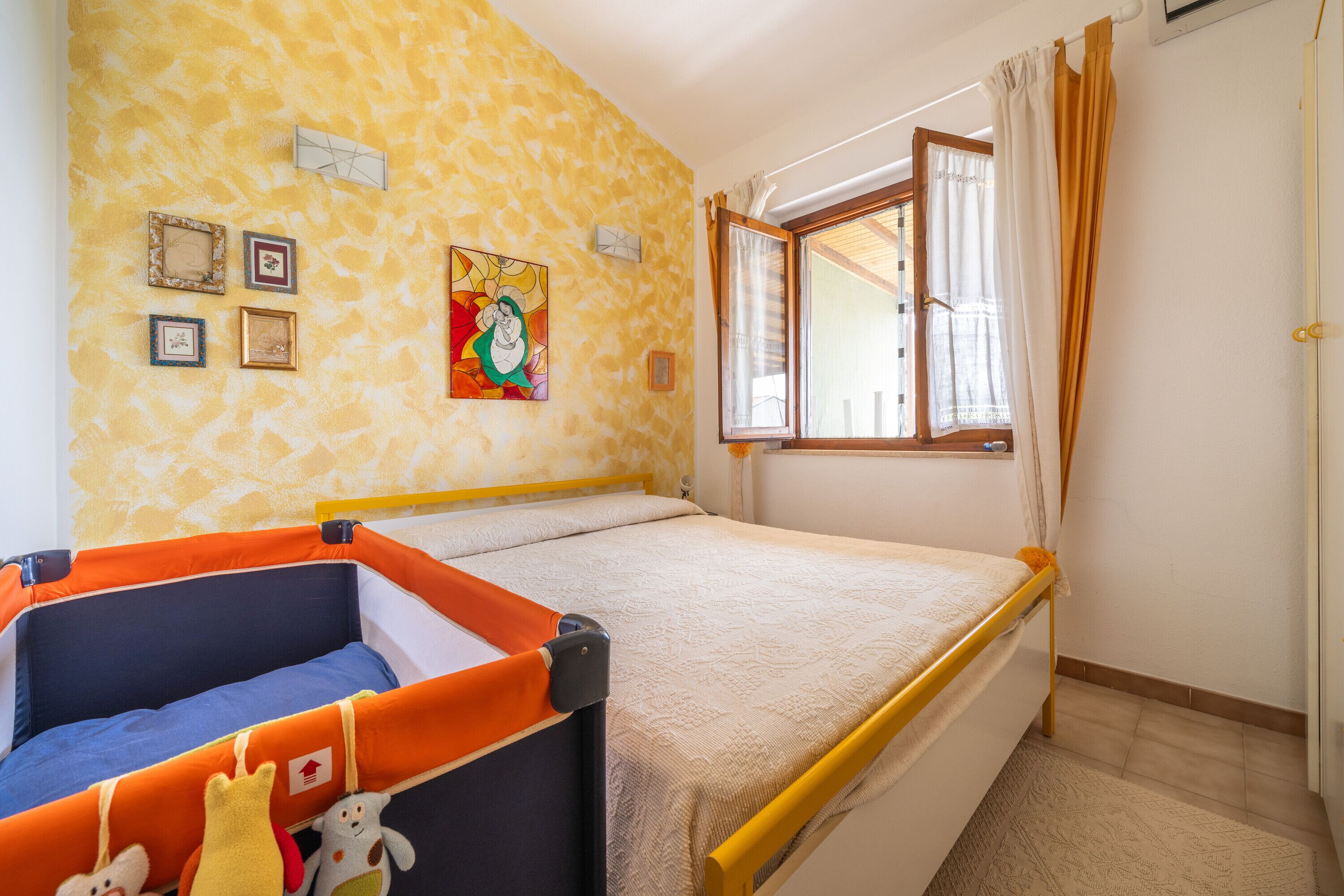 3 bedrooms, bed sheets