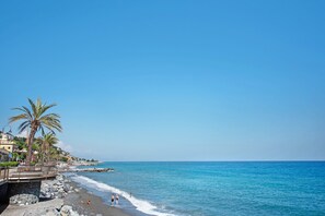 Beach nearby - Apartment 'Casa Cogoleto Terrace and Parking' with Sea View, Wi-Fi and Air Conditioning (Cogoleto)