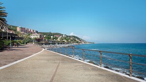 A coastal promenade with a paved walkway, railing, and buildings in the background. - Apartment 'Casa Cogoleto Terrace and Parking' with Sea View, Wi-Fi and Air Conditioning (Cogoleto)