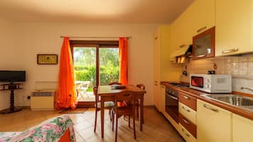 Frigorifero, microonde, forno, piano cottura