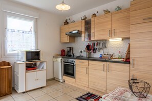 Een koelkast, een magnetron, een oven, een kookplaat
