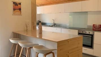 Wasserkocher mit Kaffee-/Teezubehör, Kühlschrank, Mikrowelle, Ofen