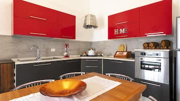 KĂŒhlschrank, Mikrowelle, Ofen, Herdplatte