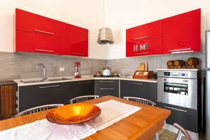 Een koelkast, een magnetron, een oven, een kookplaat