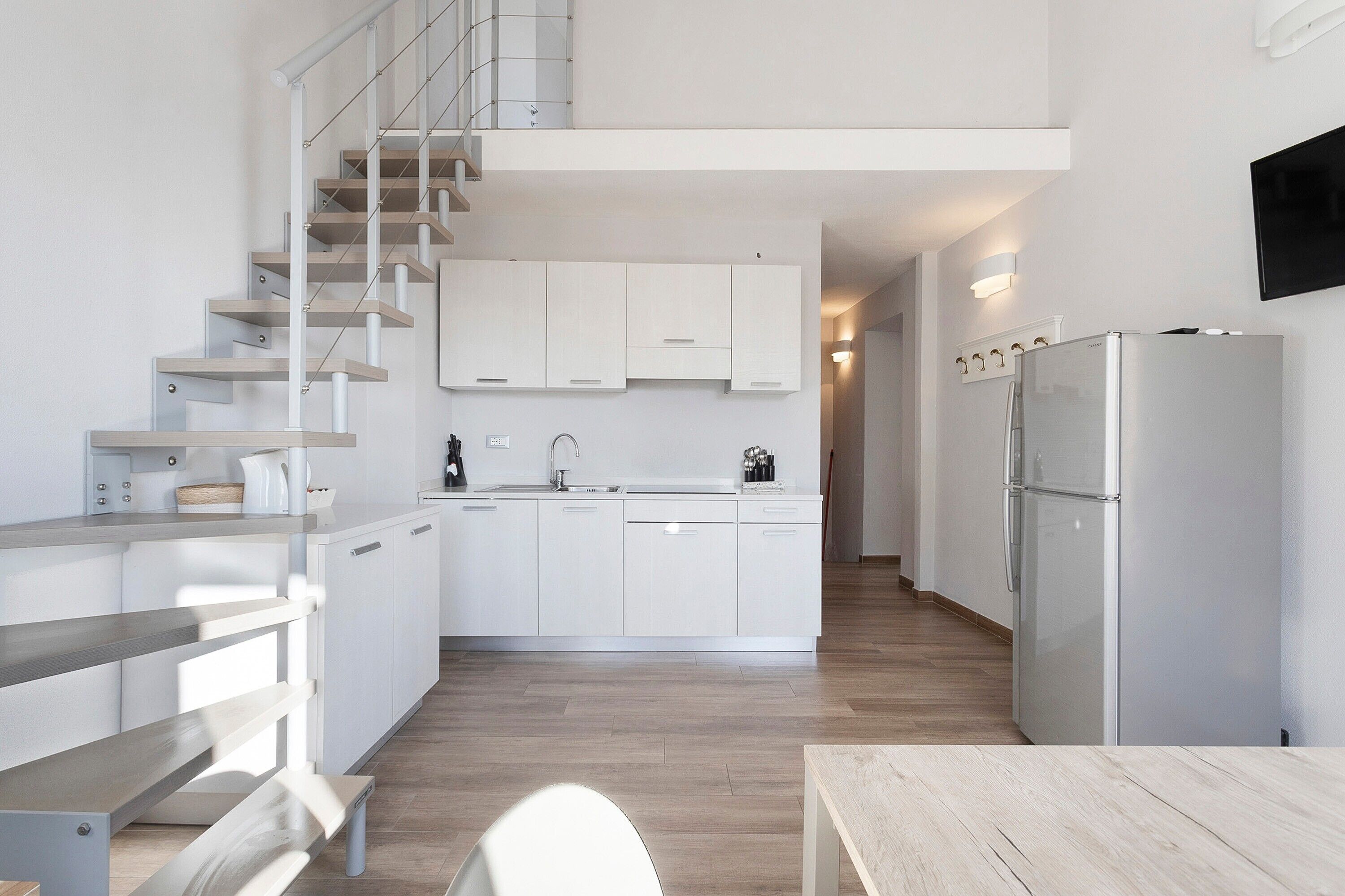 Jääkaappi, mikroaaltouuni, liesi, astianpesukone